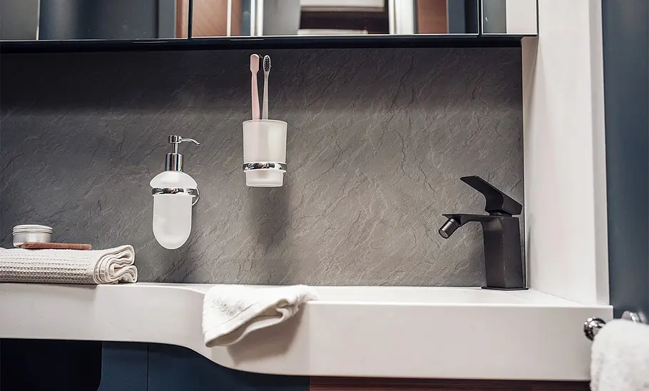 Laika Kreos H 5109 (2024) Die Innenansicht zeigt ein Detail vom Waschtisch.