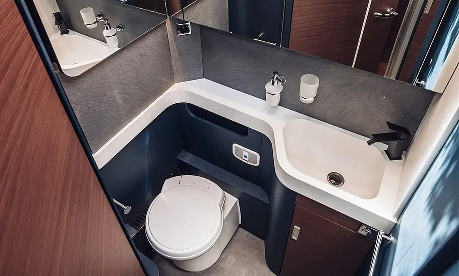 Laika Kreos H 5109 (2024) Das Bild zeigt das Badezimmer von schräg oben.