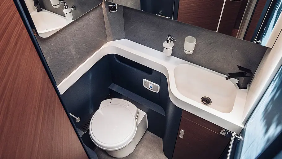 Laika Kreos L 5009 Das Bild zeigt das Badezimmer des Laika Kreos L 5009 von schräg oben.