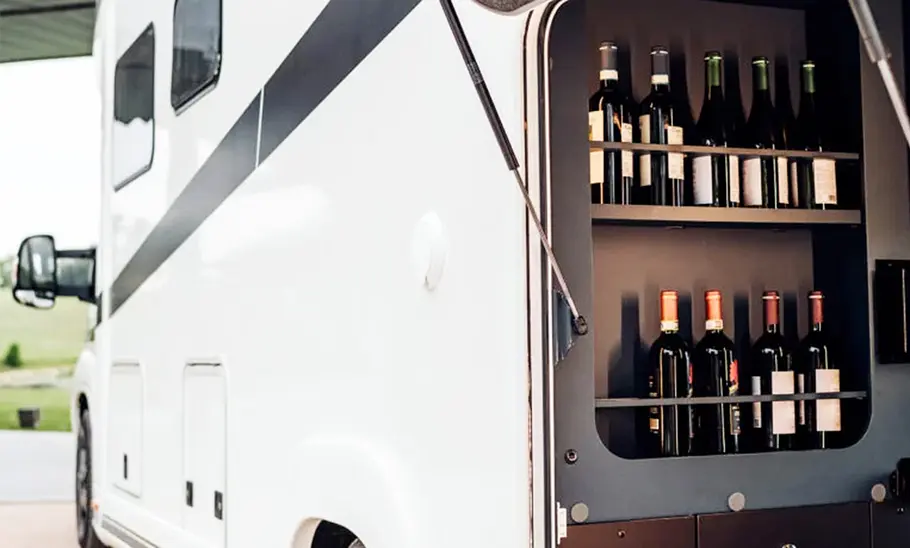 Laika Kreos L 5009 Laika Kreos L 5009 Die Außenansicht zeigt das Weinregal in der Heckgarage.