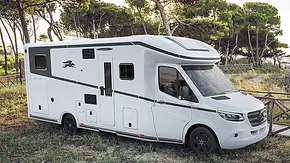 Laika Kreos L 5009 MB stehend von schräg vorne fotografiert. - Foto: Laika