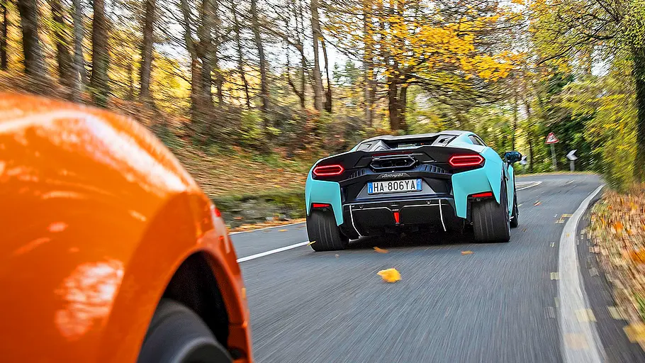 Blick von schräg hinten auf den fahrenden Lamborghini Temerario.