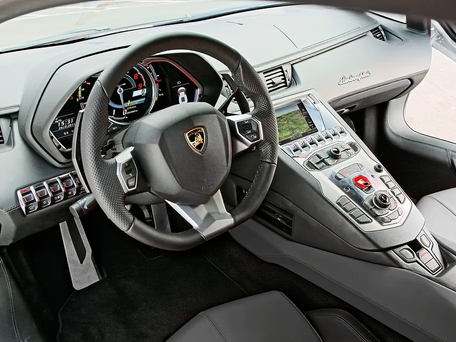 Lamborghini Aventador Faszination Vergleich Bilder technische Daten Cockpit