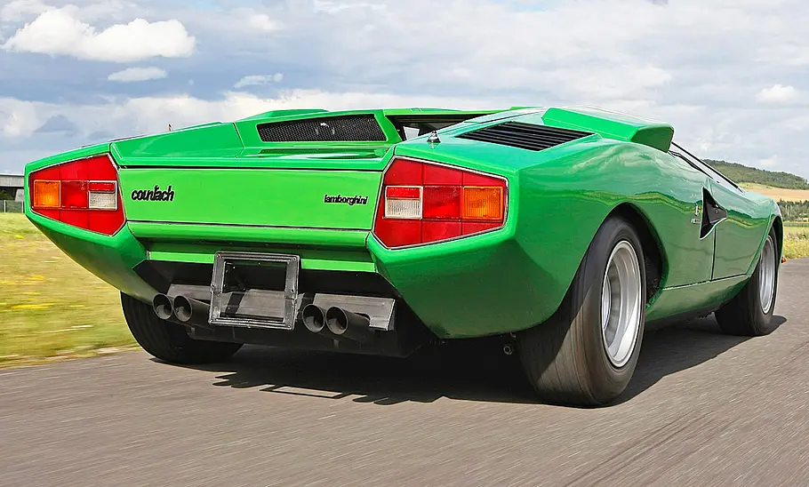 Der Lamborghini Countach fahrend von schräg hinten