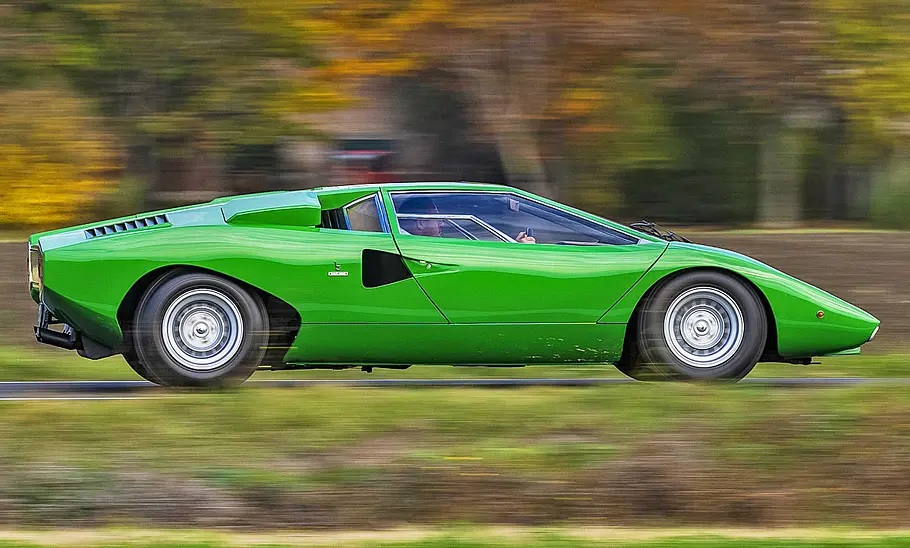 Der Lamborghini Countach fahrend seitlich