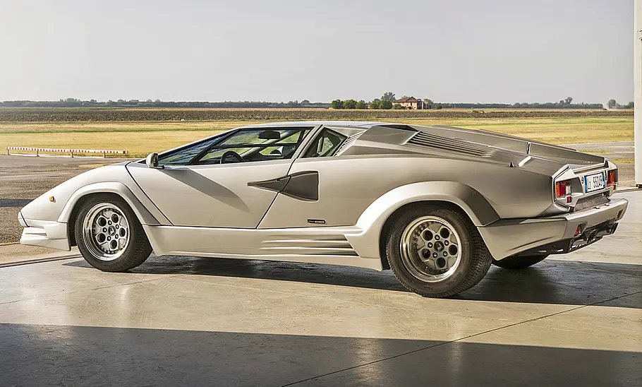 Der Lamborghini Countach stehend von schräg hinten