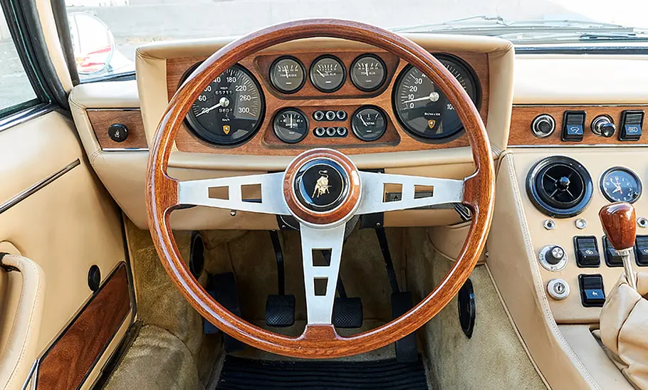 Das Cockpit eines Lamborghini Espada.