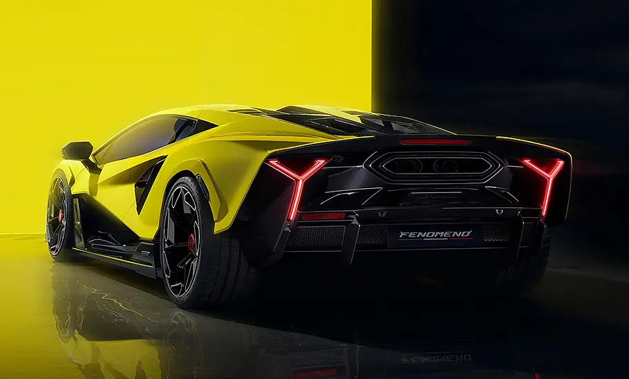 Lamborghini Fenomeno (2025) Der Lamborghini Fenomeno (2025) statisch von schräg hinten fotografiert.