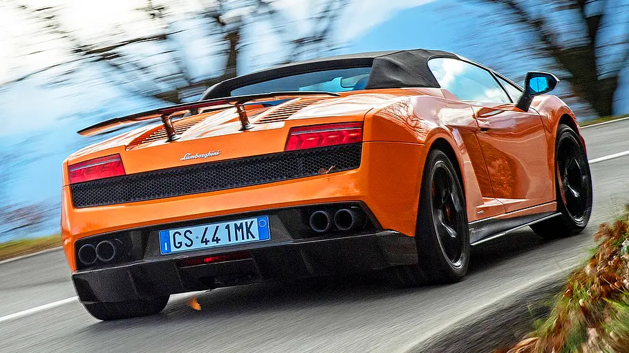 Blick von schräg hinten auf den fahrenden Lamborghini Gallardo Performante.