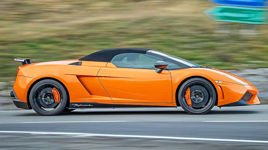 Blick von der Seite auf den fahrenden Lamborghini Gallardo Performante.