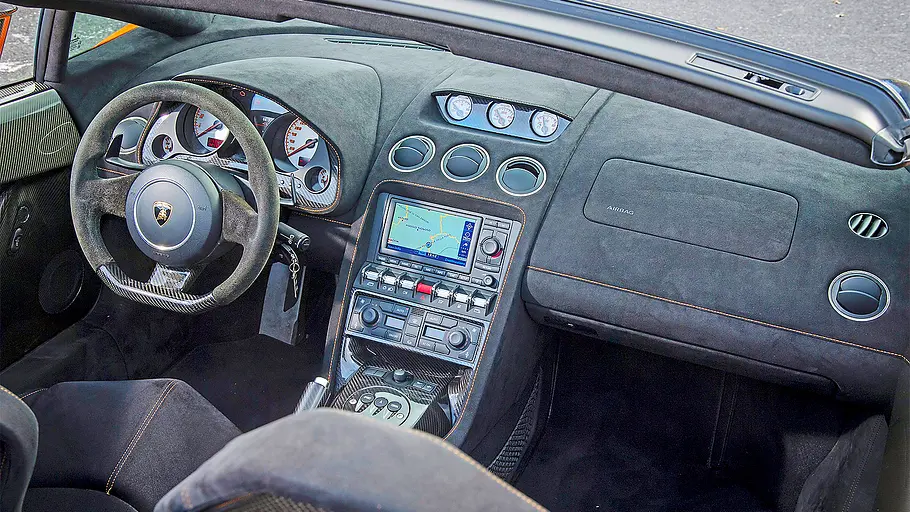 Blick auf die Armaturen im Innenraum des Lamborghini Gallardo Performante.