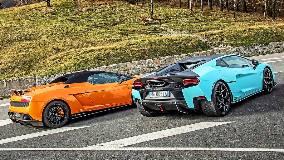 Blick von schräg hinten auf die Supersportler Lamborghini Gallardo Performante und Lamborghini Temerario.
