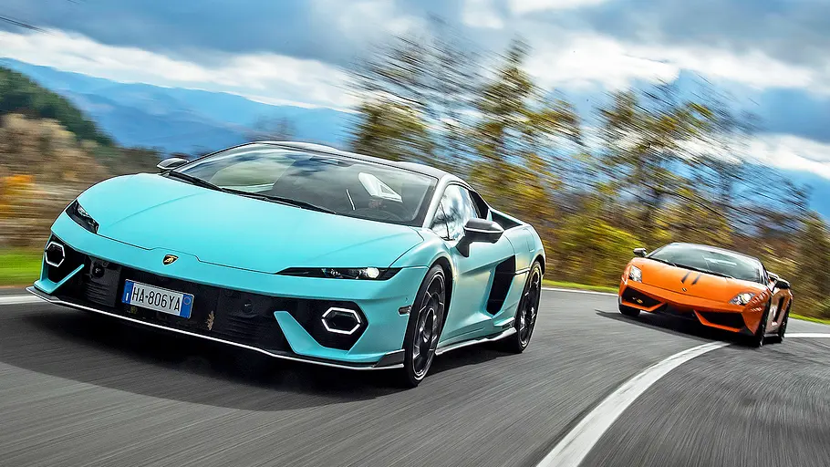 Blick von schräg vorne auf die fahrenden Supersportler Lamborghini Temerario und Lamborghini Gallardo Performante.