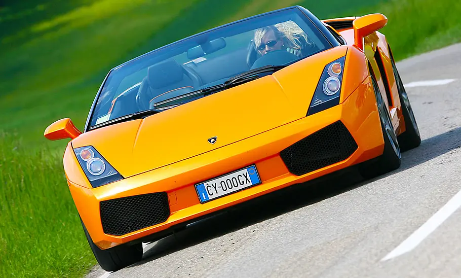 Der Lamborghini Gallardo Spyder fahrend von schräg vorne fotografiert.