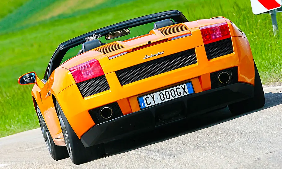 Der Lamborghini Gallardo Spyder fahrend von schräg hinten fotografiert.