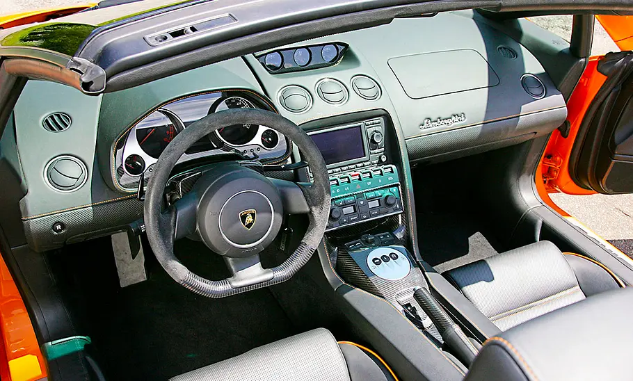 Das Cockpit des Lamborghini Gallardo Spyder.