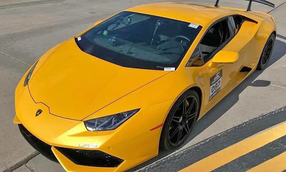 Blick von schräg vorne auf den Lamborghini Huracán von Underground Racing.