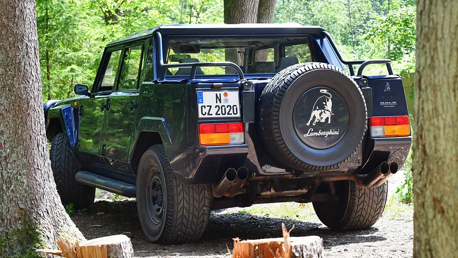 Tina Turners Lamborghini LM002 statisch von schräg hinten fotografiert.