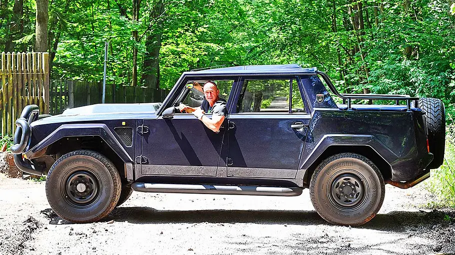Tina Turners Lamborghini LM002 statisch von der Seite fotografiert.