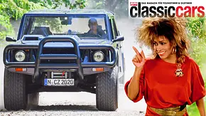 Tina Turners Lamborghini LM002 fahrend von vorne fotografiert.  - Foto: Scoutsource Communications/dpa