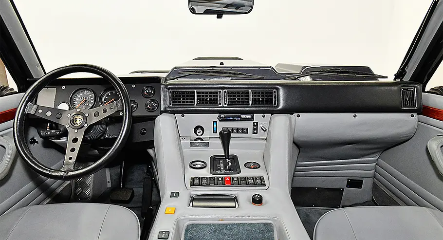 Das Cockpit von Tina Turners Lamborghini LM002. 