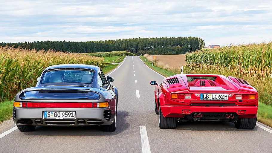 Porsche 959/Lamborghini Countach Der Porsche 959 und der Lamborghini Countach fahrend von hinten fotografiert.