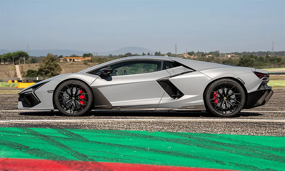 Lamborghini Revuelto (2023)