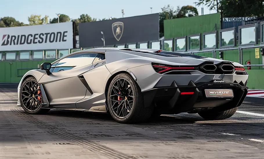 Lamborghini Revuelto (2023)