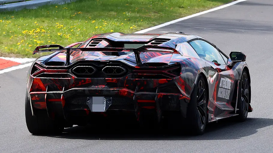 Lamborghini Revuelto SV (2026) Blick von hinten auf den fahrenden Lamborghini Revuelto SV (2026).