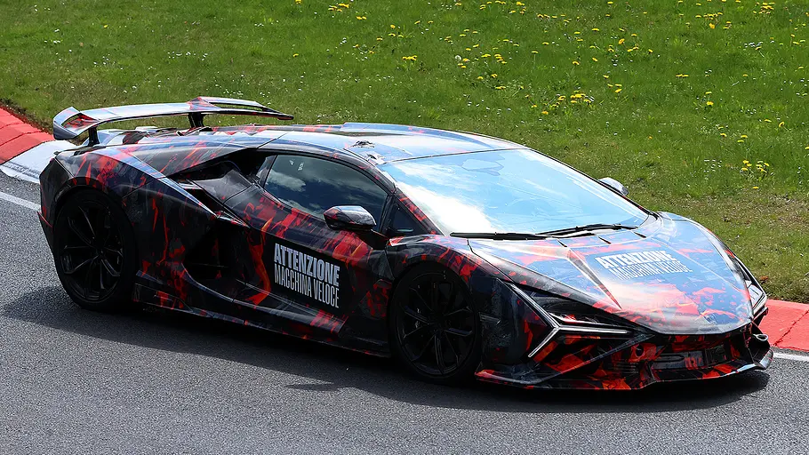 Lamborghini Revuelto SV (2026) Blick von schräg vorne auf den fahrenden Lamborghini Revuelto SV (2026).
