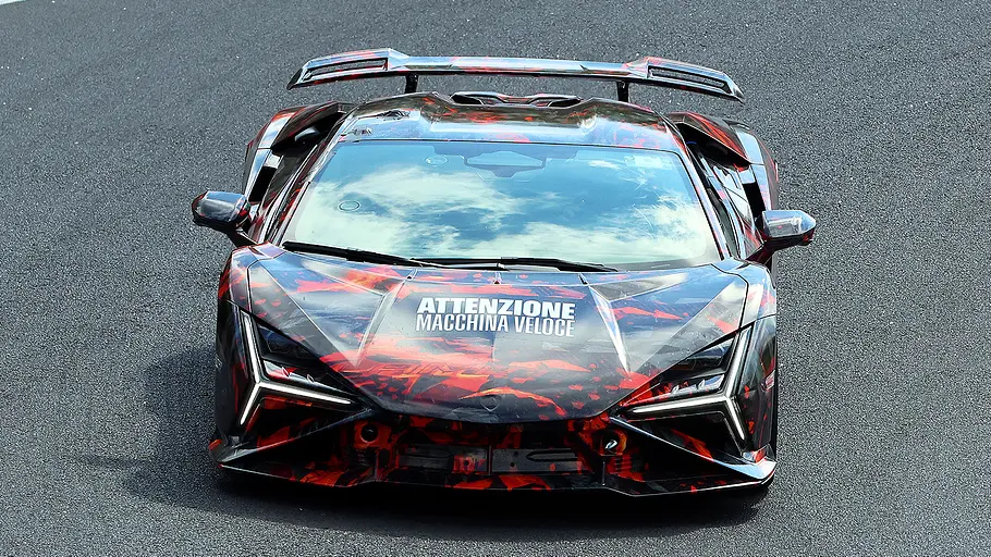 Lamborghini Revuelto SV (2026) Blick von vorne auf den fahrenden Lamborghini Revuelto SV (2026).