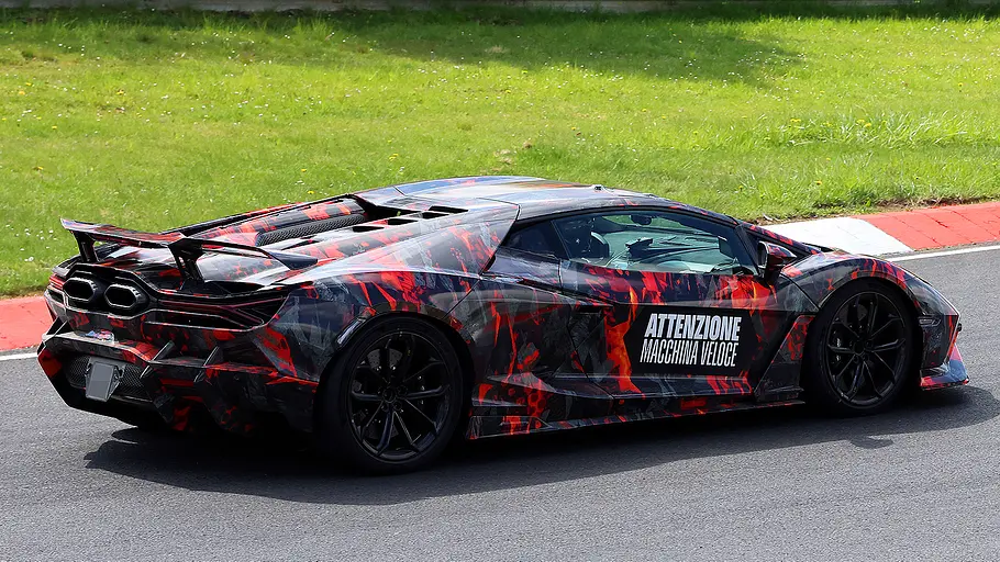 Lamborghini Revuelto SV (2026) Blick von schräg hinten auf den fahrenden Lamborghini Revuelto SV (2026).