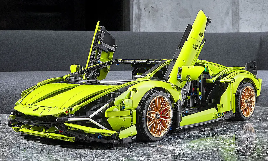 Lamborghini Sián: Lego-Technic-Bausatz Der Lego Technic Lamborghini Sián von vorne mit geöffneten Türen.