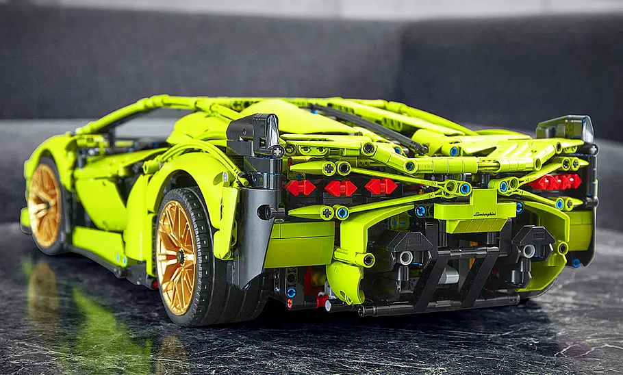 Lamborghini Sián: Lego-Technic-Bausatz Der Lego Technic Lamborghini Sián von hinten fotografiert.