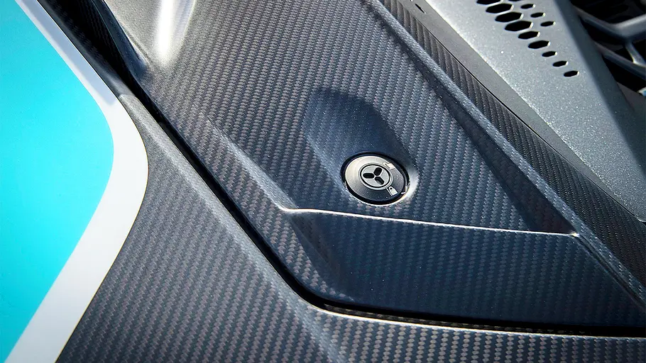 Detailansicht der Carbonelemente auf der Motorhaube des vom Lamborghini Temerario.