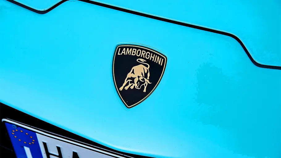 Detailansicht der Markenemblems auf der Nase des Lamborghini Temerario.