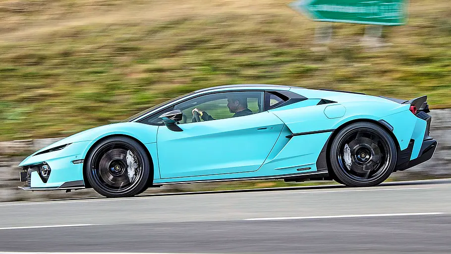 Blick von der Seite auf den fahrenden Lamborghini Temerario.