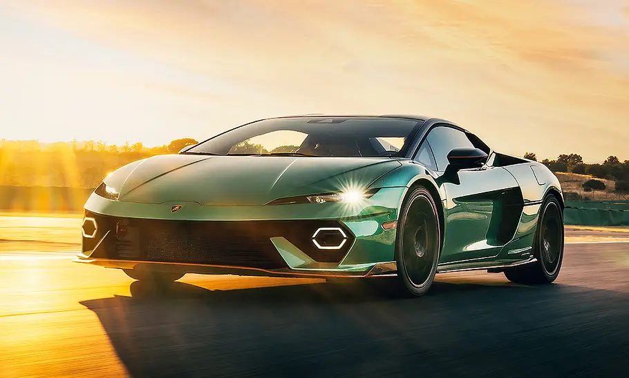 Der Lamborghini Temerario (2025) fährt im Abendrot über eine Rennstrecke, fotografiert von schräg vorne.