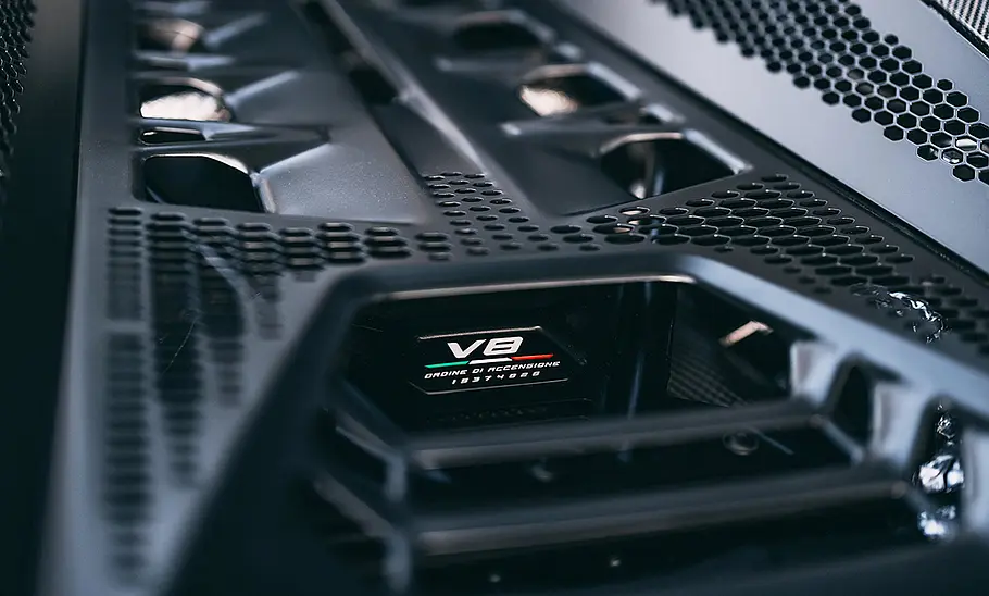 Das Detailbild zeigt die Oberfläche des V8-Motors im Heck des Lamborghini Temerario (2025).