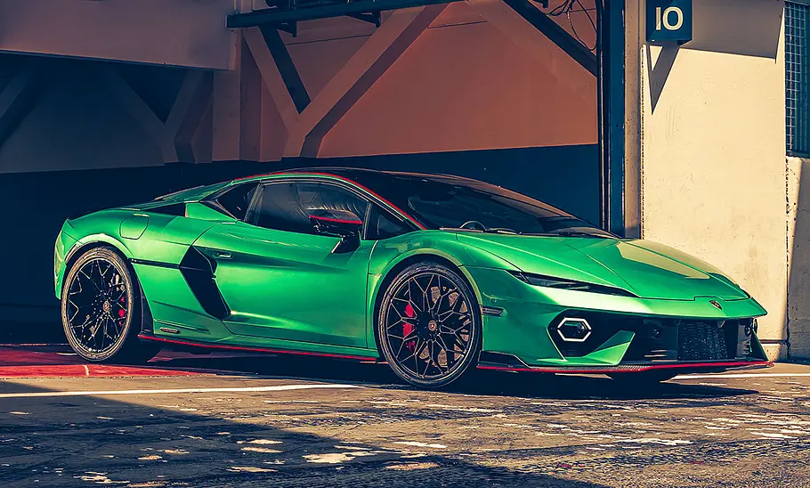 Der Lamborghini Temerario (2025) statisch von schräg vorne vor einer Hauswand fotografiert.