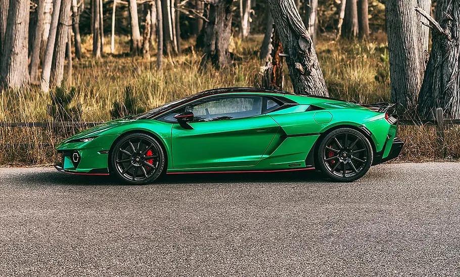 Der Lamborghini Temerario (2025) statisch von der Seite vor Bäumen fotografiert.