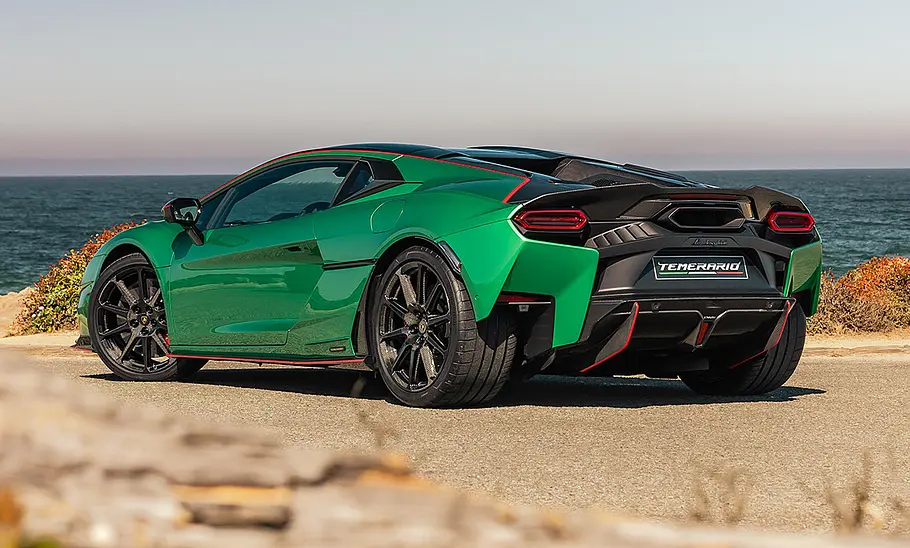 Der Lamborghini Temerario (2025) statisch von schräg hinten vor einer Meerkulisse fotografiert.