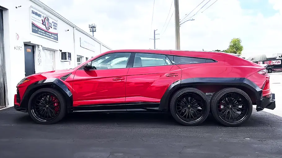 Lamborghini Urus 6x6 von South Florida Jeeps Lamborghini Urus 6x6 von South Florida Jeeps statisch von der Seite fotografiert.