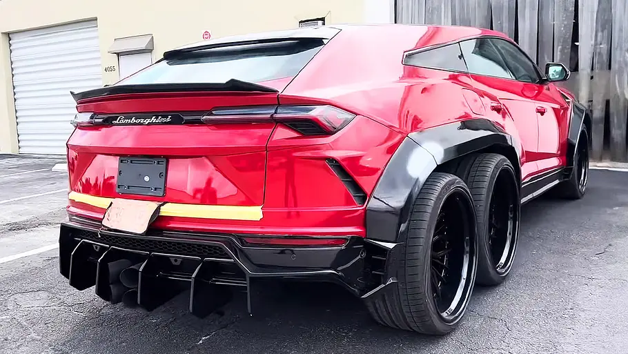 Lamborghini Urus 6x6 von South Florida Jeeps Lamborghini Urus 6x6 von South Florida Jeeps statisch von schräg hinten fotografiert.