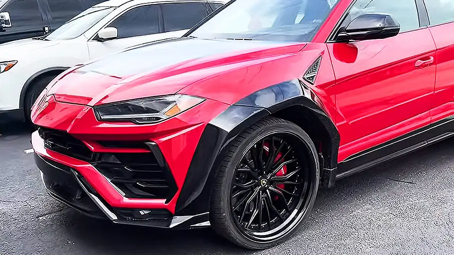 Lamborghini Urus 6x6 von South Florida Jeeps Lamborghini Urus 6x6 von South Florida Jeeps statisch von schräg vorne fotografiert.