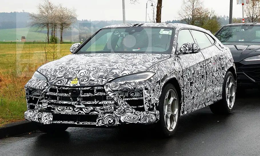 Blick von schräg vorne auf den Erlkönig des Lamborghini Urus (2026).