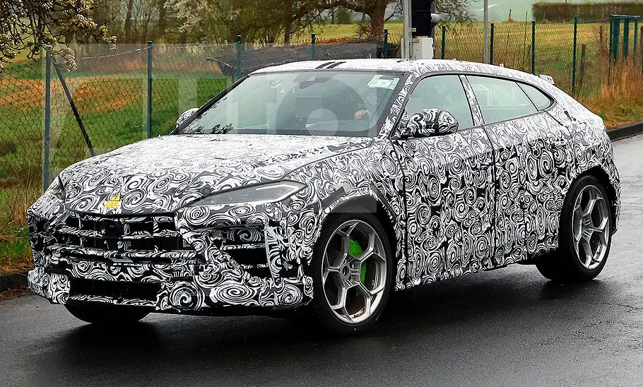 Blick von schräg vorne auf den Lamborghini Urus Erlkönig.