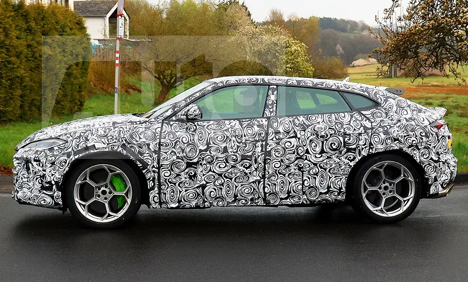 Blick von der Seite auf den Erlkönig des Lamborghini Urus (2026).