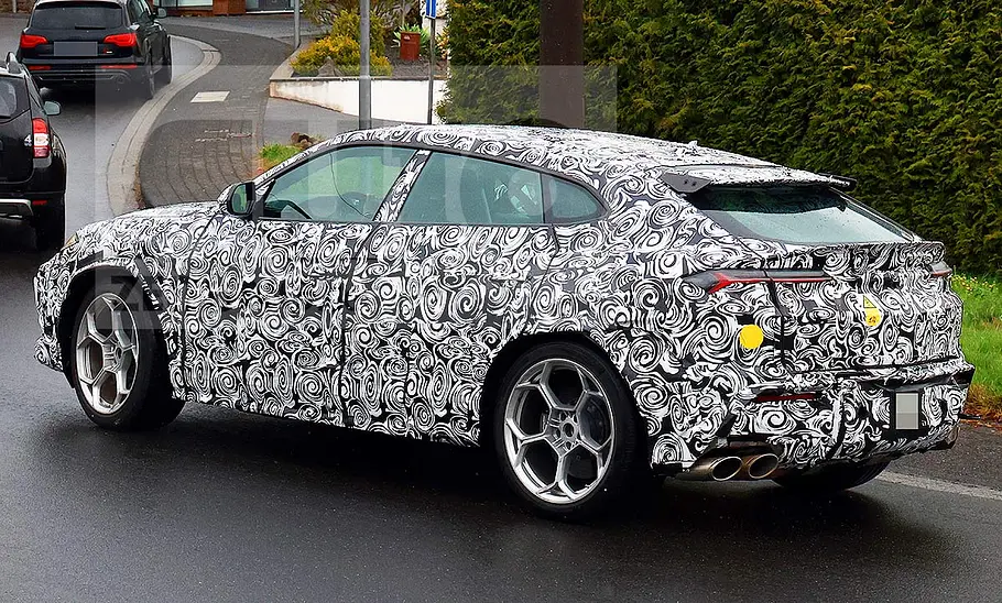 Blick von schräg hinten auf den Erlkönig des Lamborghini Urus (2026).