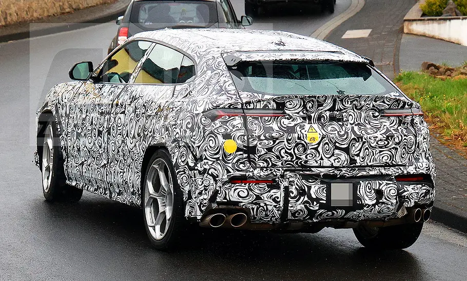 Blick von schräg hintenauf den Lamborghini Urus Erlkönig.